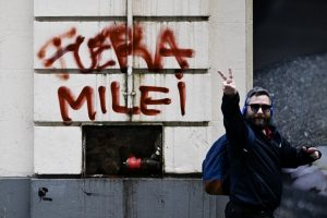 Atlas: Popularidade de Milei amarga queda expressiva – e o peronismo tenta faturar