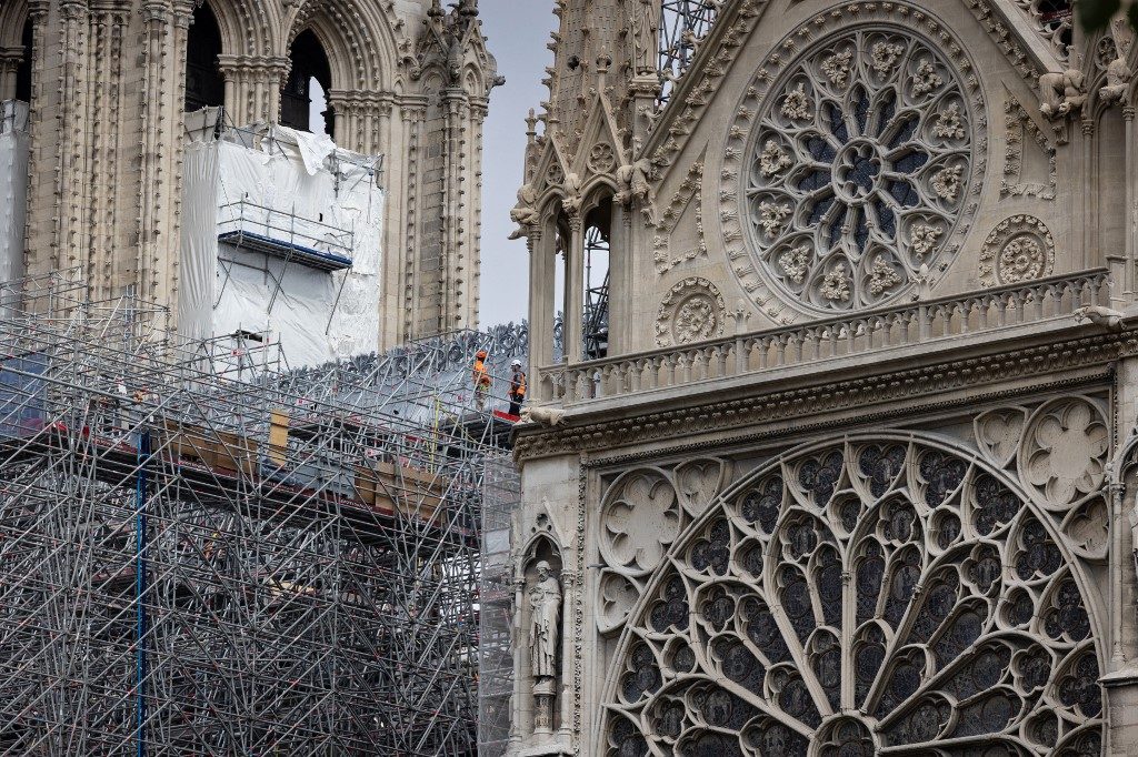 Catedral de Notre-Dame recebe fiéis na Páscoa e tem falsa ameaça de atentado