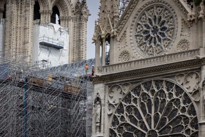 Catedral de Notre-Dame recebe fiéis na Páscoa e tem falsa ameaça de atentado