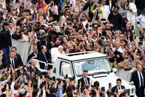 Em recuperação, Papa Francisco deseja 'Feliz Páscoa' aos fiéis na Praça São Pedro
