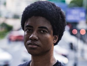 Não é verdadeiro o discurso de que a favela venceu só porque um ascendeu, diz o rapper Roger Deff