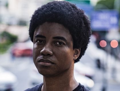Não é verdadeiro o discurso de que a favela venceu só porque um ascendeu, diz o rapper Roger Deff