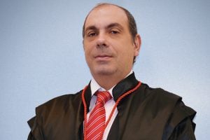 STJ mantém anulação de julgamento de homicídio após jurado usar o celular