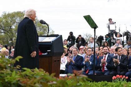 Senadores dos EUA tentam limitar o poder tarifário de Trump
