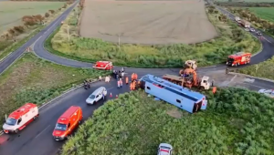 Ônibus tomba e deixa 11 mortos em Minas Gerais