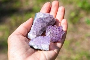 5 cristais para atrair amor e relacionamentos duradouros em 2025