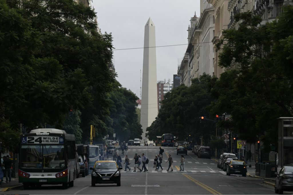 Argentina vive a 3ª greve geral contra Milei, que tenta desqualificar a mobilização
