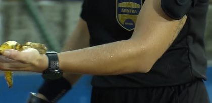 CBF pede investigação após banana ser jogada em campo no Brasileirão feminino
