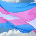 Justiça suspende norma do CFM que limita tratamento de jovens trans
