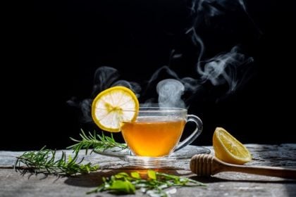 5 receitas de chá de alecrim e seus benefícios para a saúde