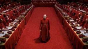'Conclave' volta aos cinemas no Brasil após a morte do papa Francisco