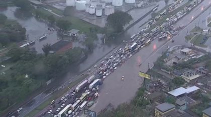 Temporal fecha rodovias e deixa desalojados no Rio de Janeiro
