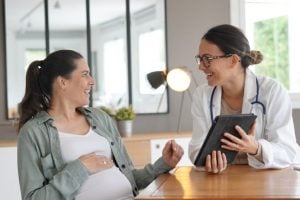 Gestantes no trabalho enfrentam obstáculos invisíveis que afetam saúde e carreira