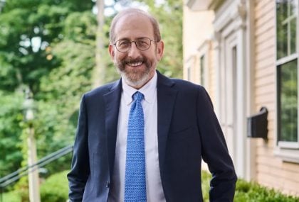 Conheça Alan Garber, o presidente de Harvard que enfrentou a ingerência de Trump nas universidades