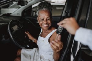 Mercado automotivo deve crescer acima do PIB em 2025: veja 3 ações para vendedores melhorarem resultados