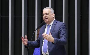 Quem é o deputado escolhido como relator de manobra do PL para livrar Ramagem da ação do golpe