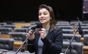 Após denúncia de violência doméstica, deputada recebe apoio da Secretaria da Mulher da Câmara