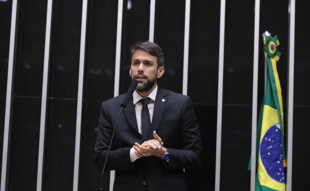 Disputa pela liderança do União Brasil na Câmara acentua crise no partido