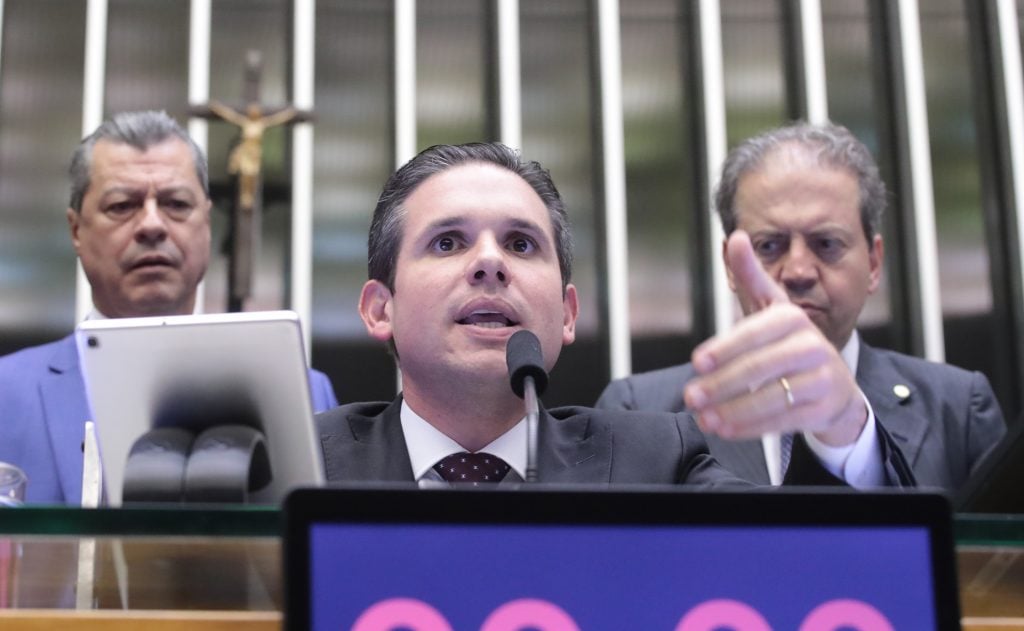 Motta defende cobrar mais de bancos e empresas para compensar nova isenção do IR