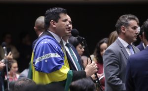 Alvo de representação na PGR, deputado pede desculpas por desejar a morte de Lula