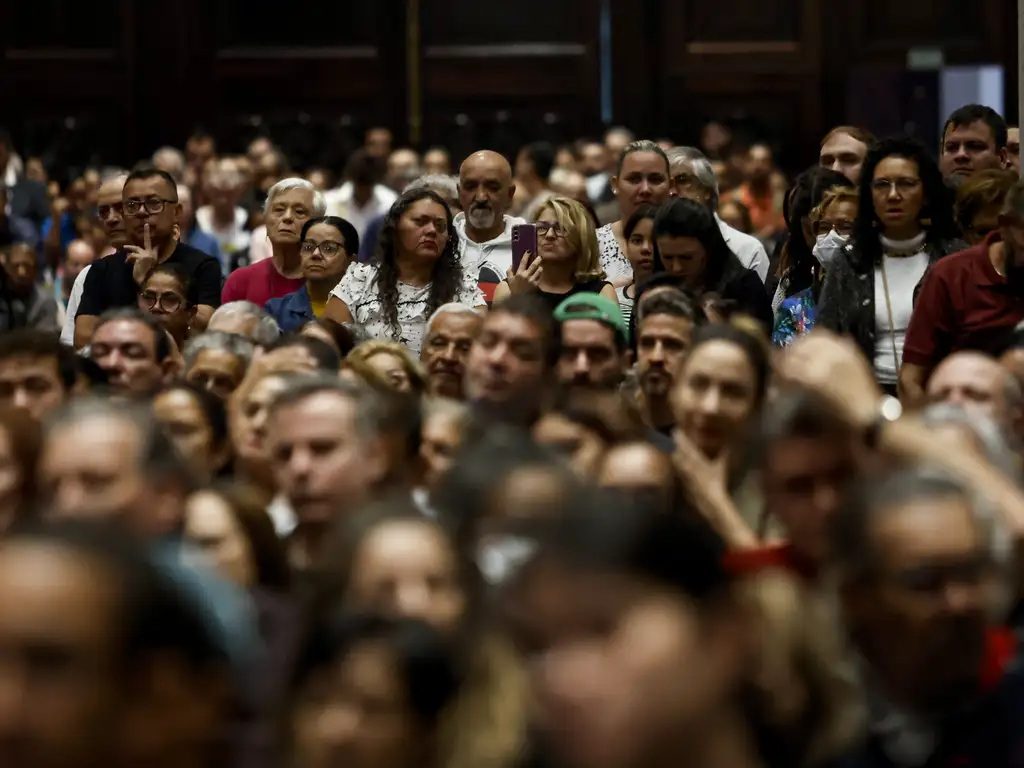 Fiéis lotam Catedral da Sé em missa para homenagear o papa Francisco em São Paulo