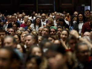 Fiéis lotam Catedral da Sé em missa para homenagear o papa Francisco em São Paulo