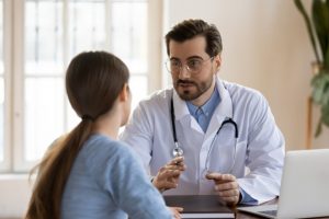 Entenda os perigos do uso de antibióticos sem prescrição médica