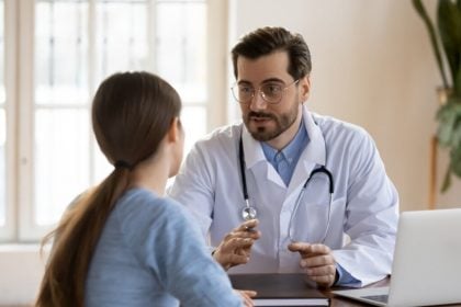 Entenda os perigos do uso de antibióticos sem prescrição médica