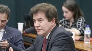 Deputado do PL cede e pede inclusão de assinatura em urgência da anistia aos golpistas
