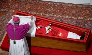 Velório do Papa Francisco chega ao fim com 250 mil visitantes