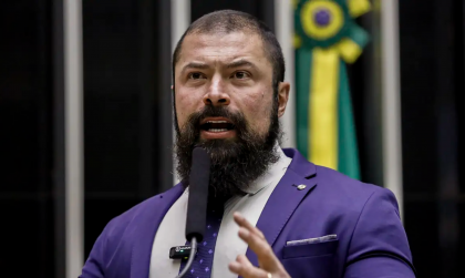 Comissão da Câmara aprova projeto que veta armamento a segurança pessoal de Lula