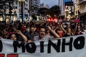 Moradores protestam contra iniciativa de Tarcísio de acabar com a Favela do Moinho, no centro de SP