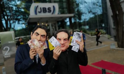 Ativistas do Greenpeace são detidos após protesto na sede da JBS