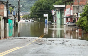 Águas baixam e moradores de Ubatuba começam a voltar para casa