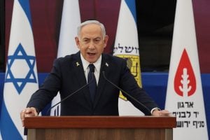 Governo de Israel destitui procuradora-geral, mas Suprema Corte suspende a decisão