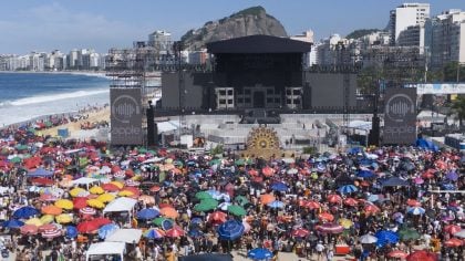 Fãs lotam praia de Copacabana horas antes do show de Lady Gaga; veja imagens