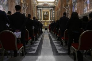 Cardeais iniciam isolamento no Vaticano para o conclave