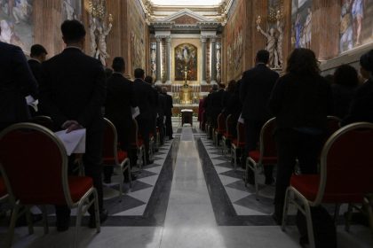 Cardeais iniciam isolamento no Vaticano para o conclave