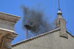 Fumaça preta: na manhã do 2º dia de conclave, papa ainda não foi escolhido