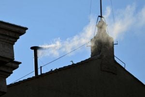 Fumaça branca: cardeais escolhem o novo papa