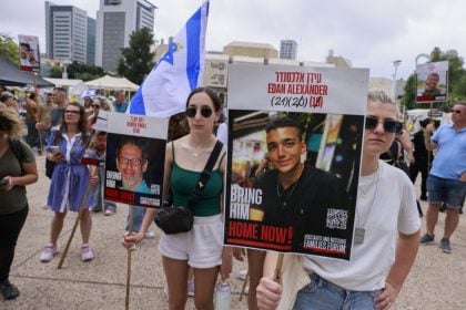 Hamas liberta o refém americano Edan Alexander, que já está em território israelense