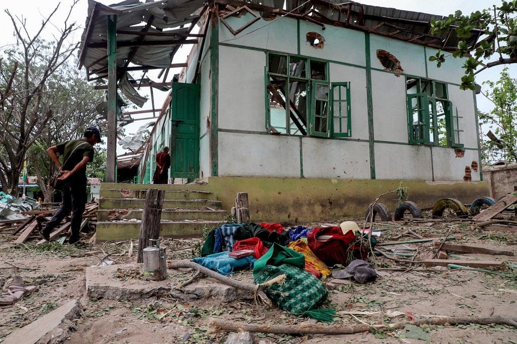 Bombardeio do regime militar em Mianmar mata 22 pessoas em escola, segundo testemunhas