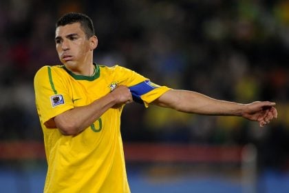 Campeão da Copa de 2002, ex-zagueiro Lúcio é transferido para Porto Alegre após queimaduras em 18% do corpo