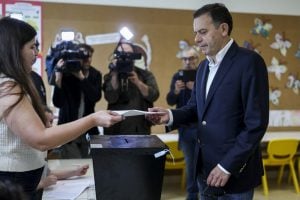 Eleitores portugueses vão às urnas neste domingo para escolher um novo parlamento