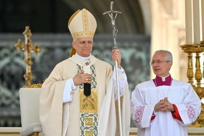 Leão XIV inicia seu pontificado com críticas aos excessos do capitalismo