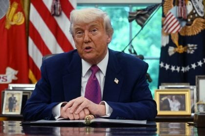 Governo Trump proíbe Harvard de matricular estudantes estrangeiros