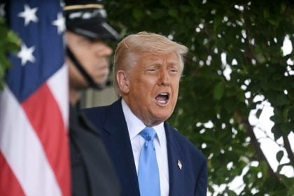 Trump ameaça Apple com tarifa de 25% para iPhones fabricados fora dos EUA