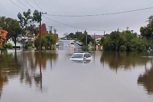 Inundações deixam três mortos e 50 mil pessoas ilhadas na Austrália
