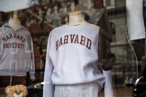 O banimento de estrangeiros em Harvard e o retrocesso democrático nos EUA