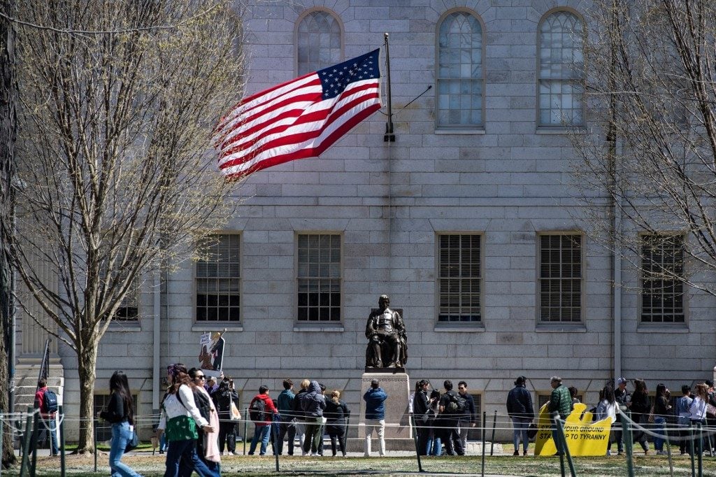 Juíza manda o governo Trump justificar corte bilionário de fundos para Harvard